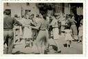 Fotograf&iacute;a de Luis y Montserrat Valls-Taberner bailando sardanas [Documento]
