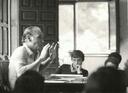 Fotograf&iacute;a de Luis Valls-Taberner en una clase con j&oacute;venes [Document]