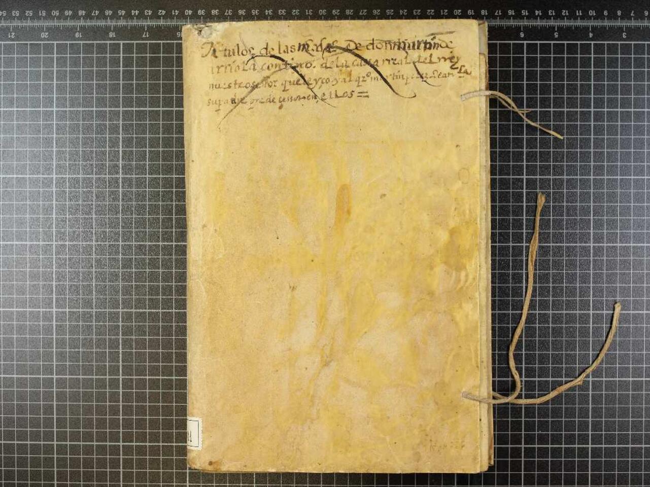 Título de las Mercedes de Don Martín de Arriola. Incluye escudo heráldico del apellido 'Pavón', papeles de la nobleza de Domingo de Arriola, solicitud de ejecutoria de hidalguía por parte de Martín Pérez de Arriola (Contador) y Domingo de Arriola (Vecino de Granada), Reconocimiento de Hidalguía del consejo real de ser notorios caballeros hidalgos en posición y propiedad y notoriedad, documentos de pleitos de la nobleza del apellido Arriola (Sentecia incluída, dado en Valencia), carta de provisió de haciendas requisadas a los moriscos (dado en Aranjuez), y una Cédula de Martín pérez de Arriola [Documento]