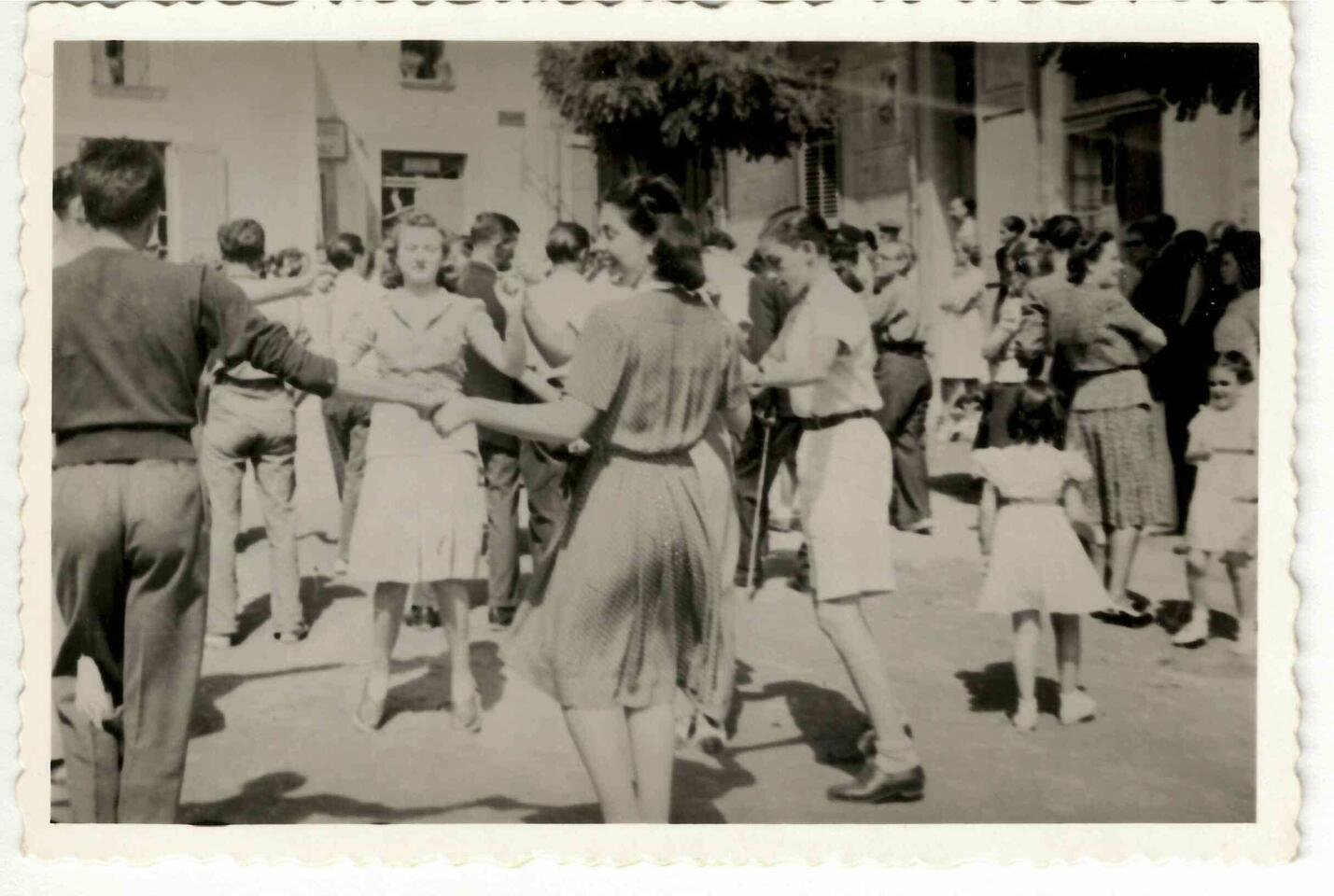 Fotograf&iacute;a de Luis y Montserrat Valls-Taberner bailando sardanas [Documento]