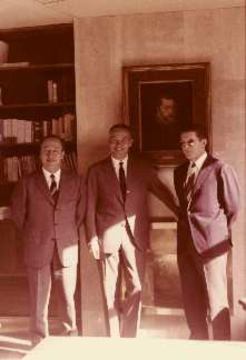 Fotograf&iacute;a de Pedro, Luis y Javier Valls-Taberner en el Banco Popular [Document]