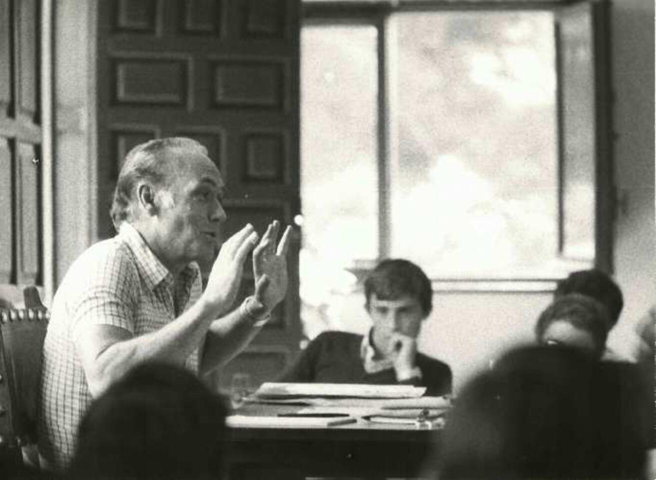 Fotograf&iacute;a de Luis Valls-Taberner en una clase con j&oacute;venes [Documento]